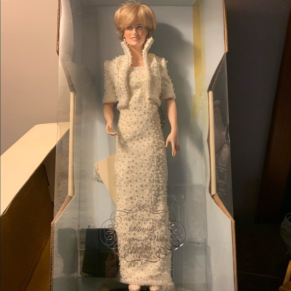 Diana Princess of Wales Porcelain Portrait Doll By the Franklin Mint